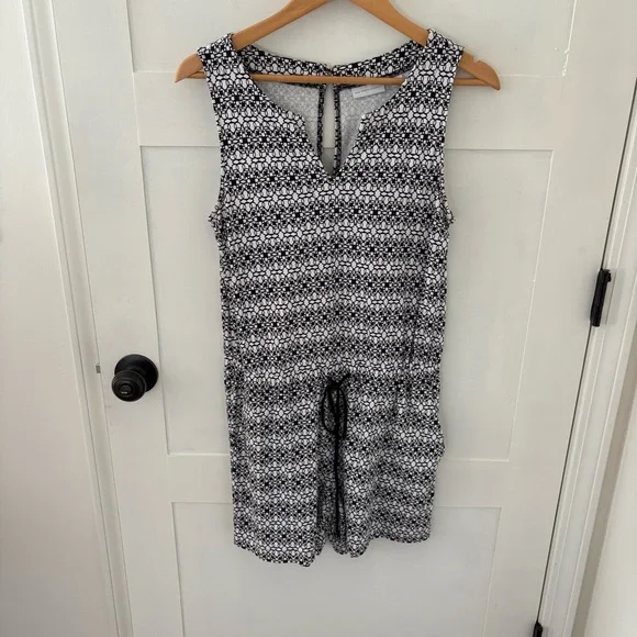 New York & Company Black white Cotton Sleeveless Romper. Size Medium. - Picture 2 of 12